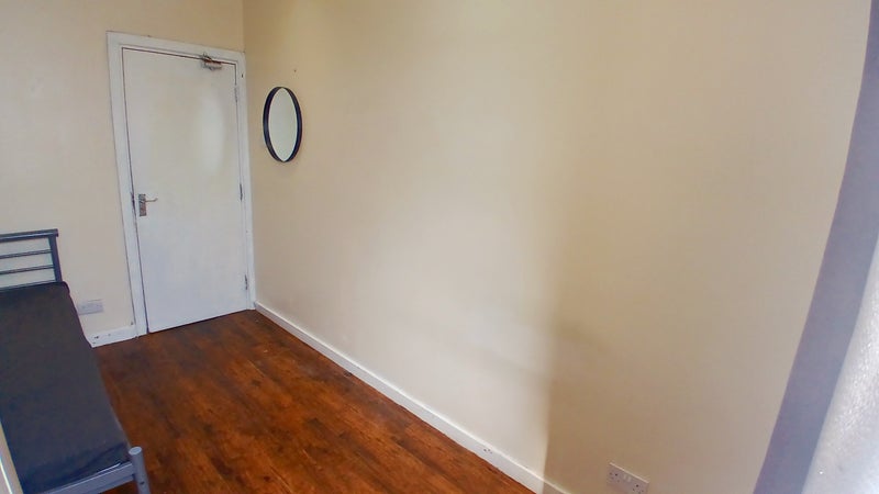 Photo 1: Single + Smart TV + Fridge