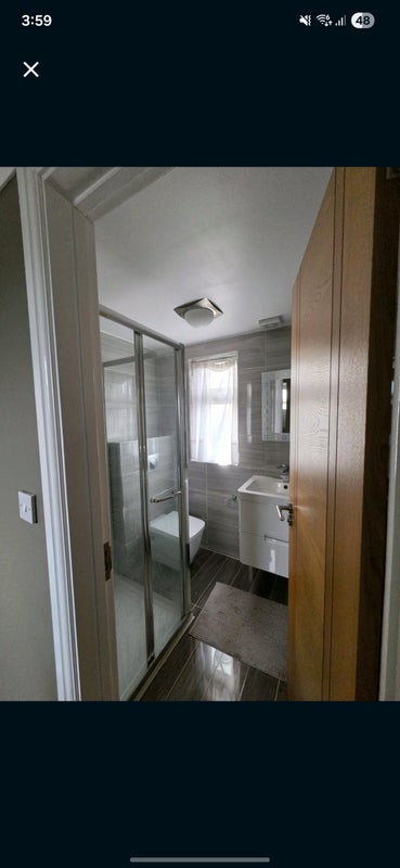 Photo 1: Ensuite