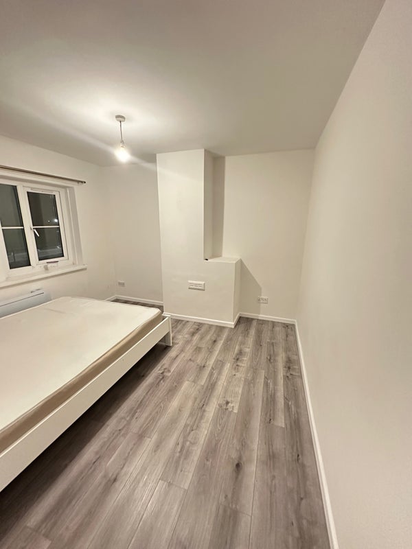 Photo 1: Double bedroom