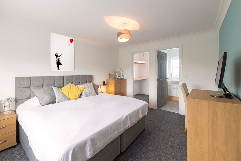 Photo 1: Room 4 large double en-suite just £695pcm all bills included.