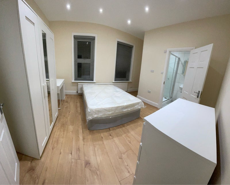 Photo 1: Room 1: En-suite