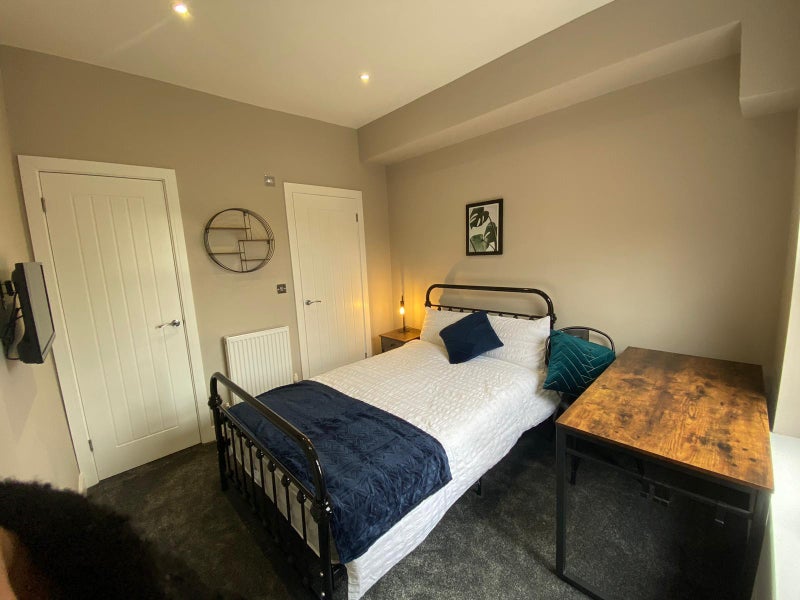 Photo 1: Room 4 Ensuite