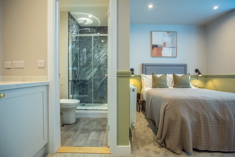 Photo 1: ROOM 1 WITH ENSUITE & KITCHENETTE £825