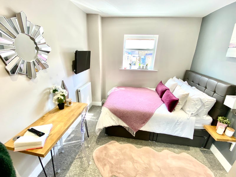 Photo 1: Large double bedroom available now. This has a shared bahroom with two people