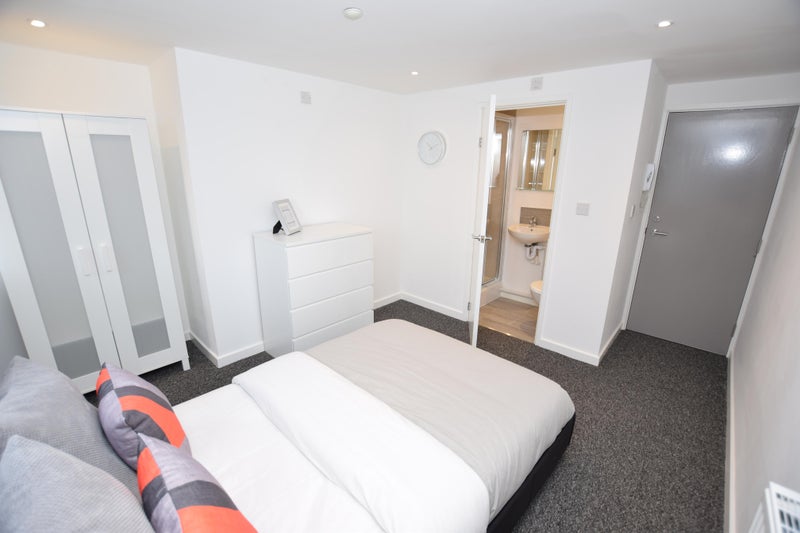 Photo 1: Double ensuite bedroom