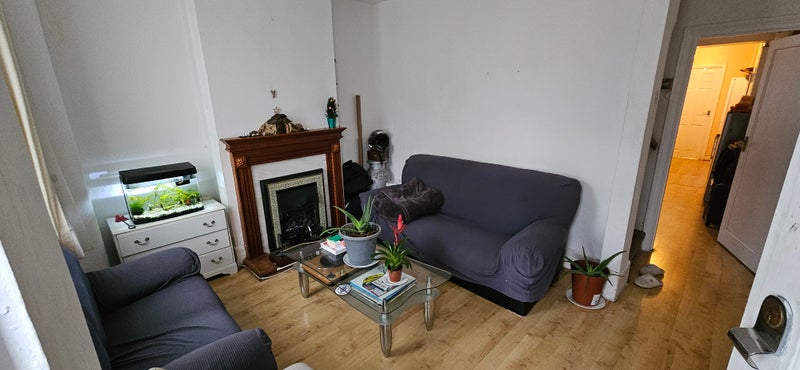 Photo 1: Living room 