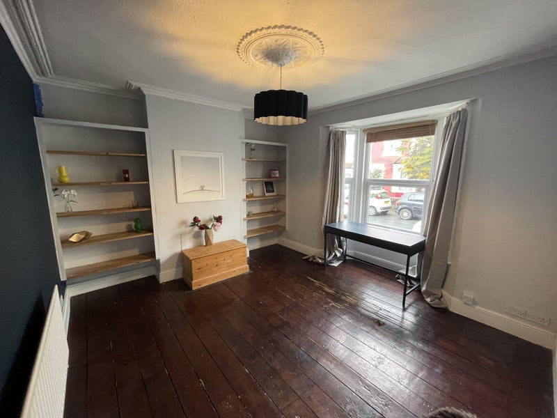 Photo 1: Bedroom (4.1m x 4.1m)