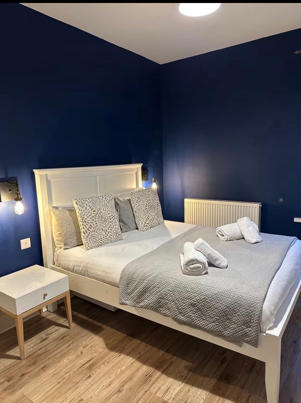 Photo 1: Double bedroom