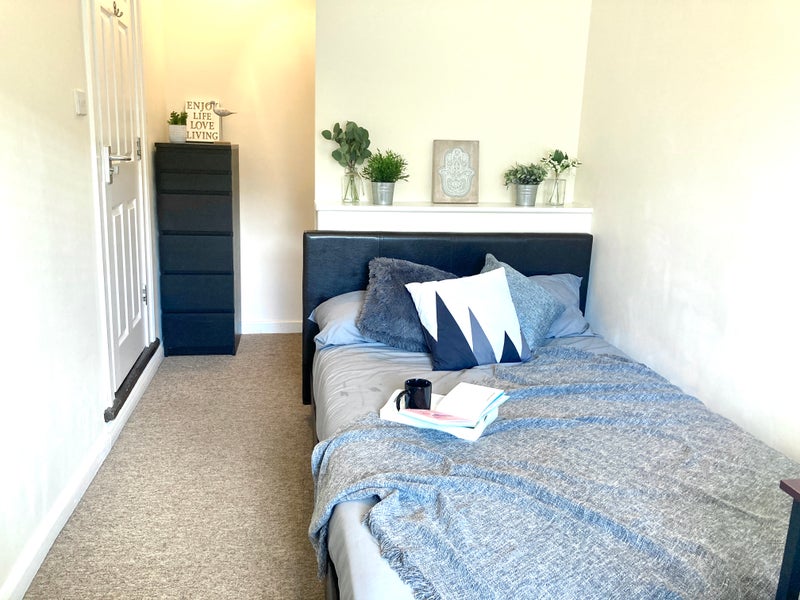 Photo 1: Room 1 - Double ground floor room in tidy and clean houseshare