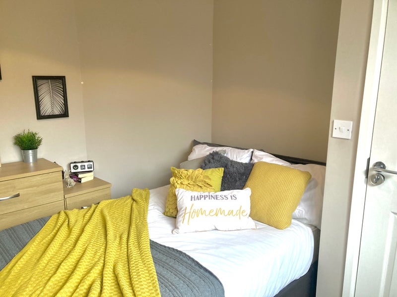 Photo 1: Room 2 - Fully furnished double room, all bills included
