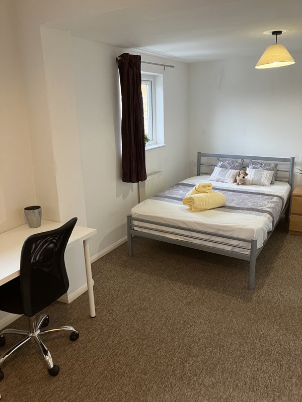 Photo 1: Spacious beautiful bedroom