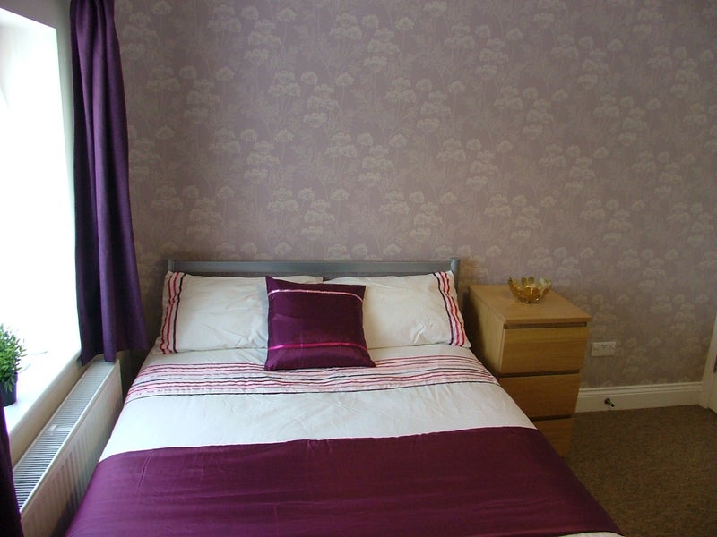 Photo 1: Spacious bedroom with private en-suite