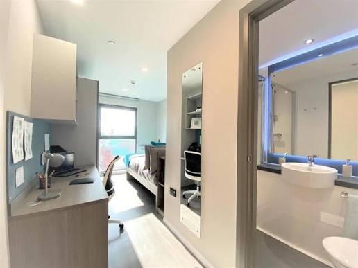 Photo 1: Ensuite Room with City View