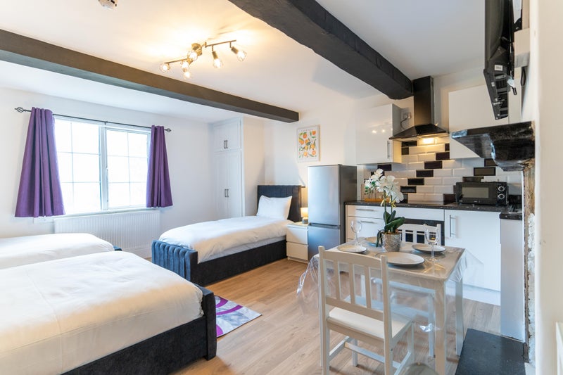 Photo 1: 4 Sleep Studio with full kitchen and dining