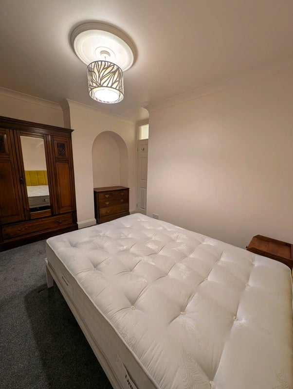 Photo 1: Furnished room