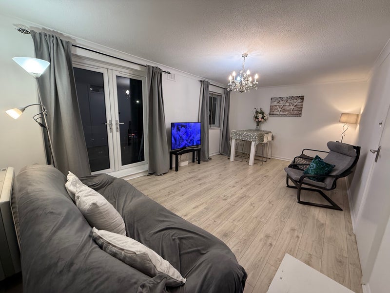 Photo 1: Reception room