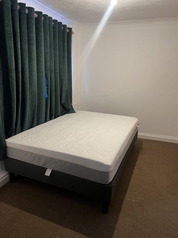 Photo 1: Double bedroom