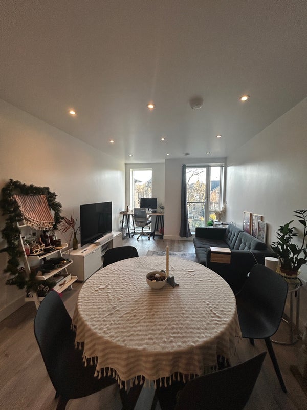 Photo 1: Cosy living space with a shared work desk space facing the sun ☀️