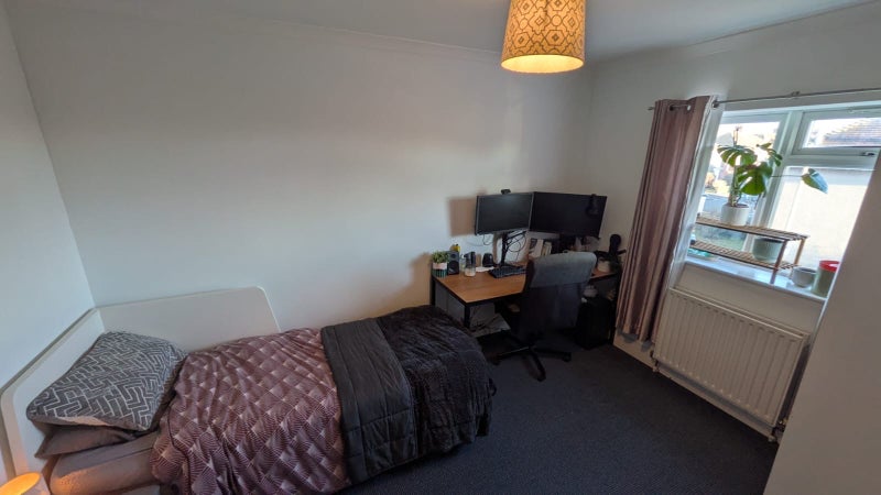 Photo 1: Bedroom for rent