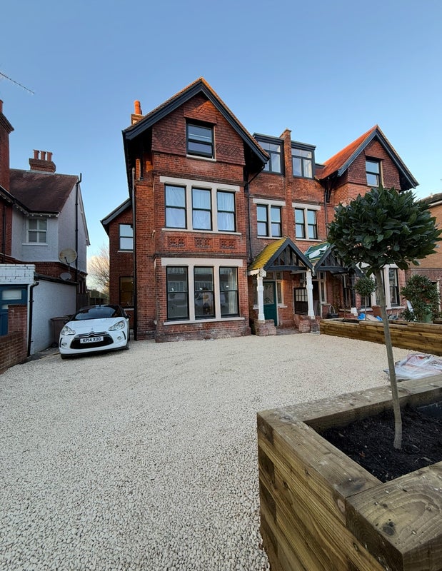 Photo 1: Front drive with patking for 3 cars 