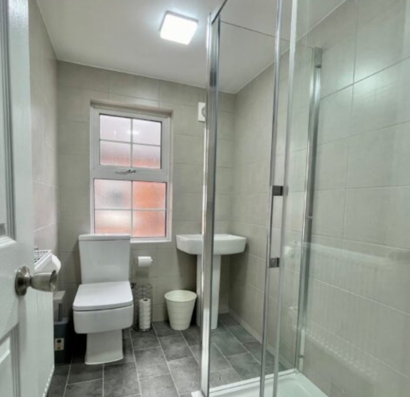 Photo 1: Upstairs bathroom 