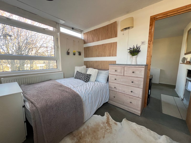 Photo 1: Bedroom w/lounge