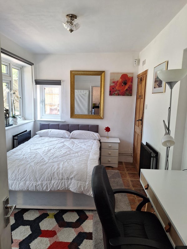 Photo 1: Medium size bedroom 