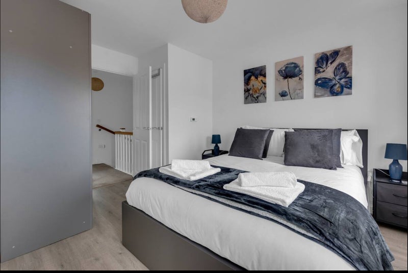 Photo 1: Ensuite Room