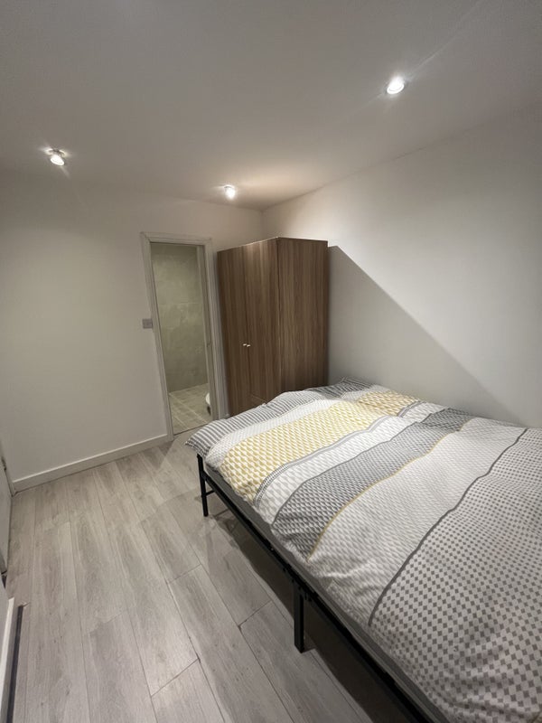 Photo 1: Bed + ensuite 