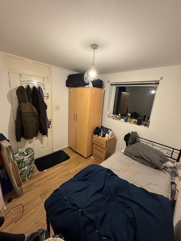 Photo 1: Single bedroom