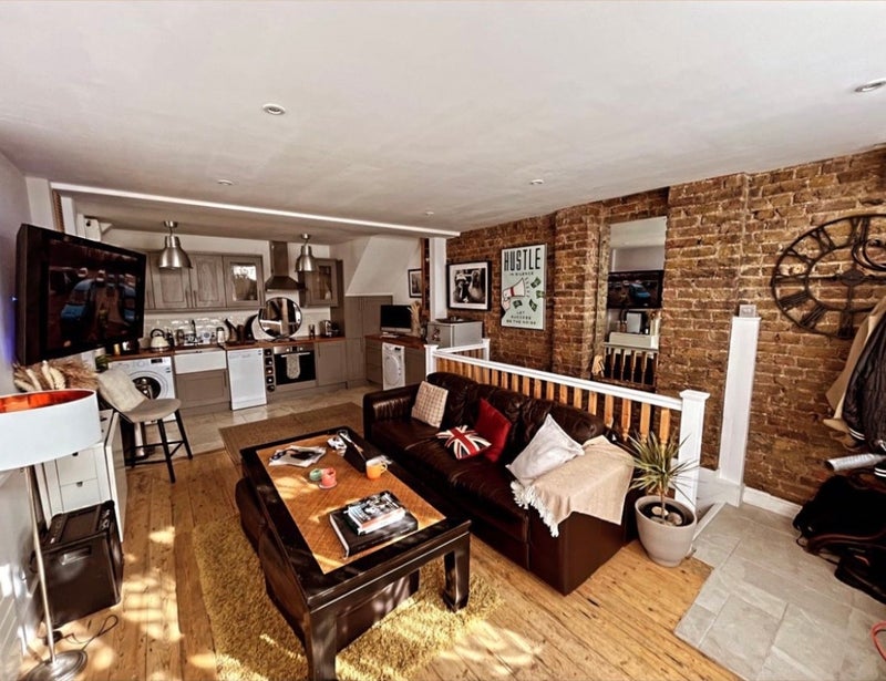 Photo 1: Living room & kitchen 