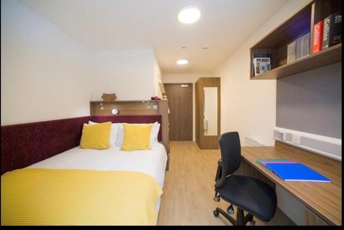 Photo 1: Ensuite room