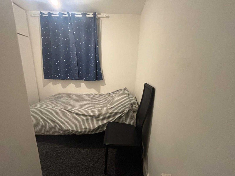 Photo 1: Single Room