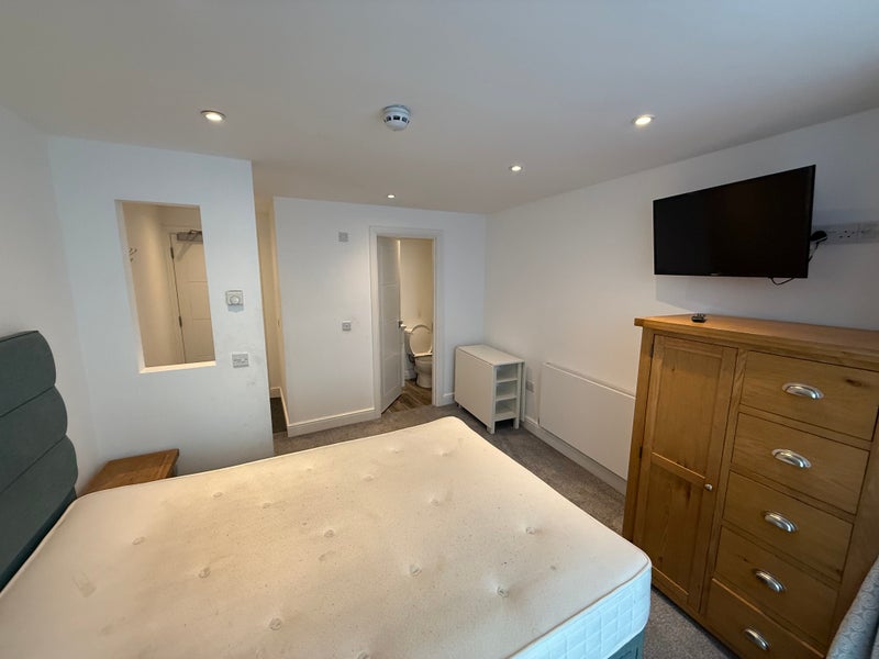 Photo 1: Room - picture 1