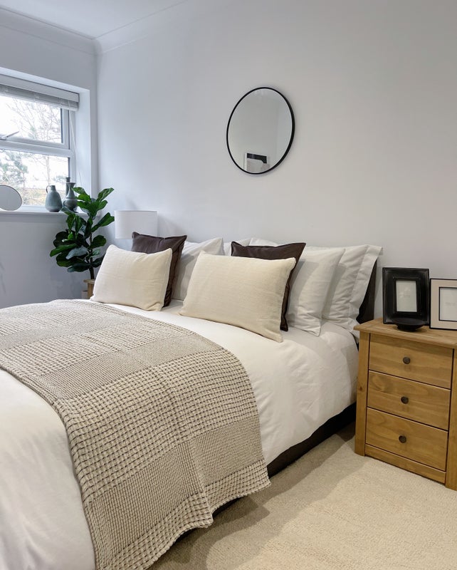 Photo 1: ROOM 2 WITH OFF-SUITE