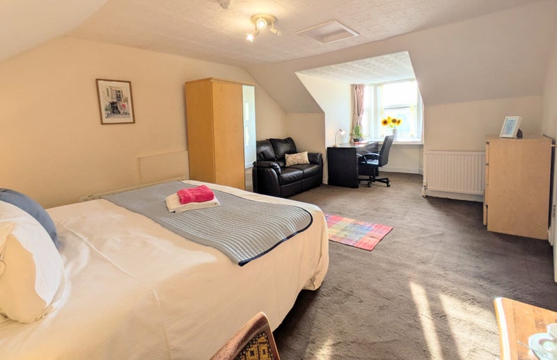 Photo 1: Penthouse room- £730/mo
