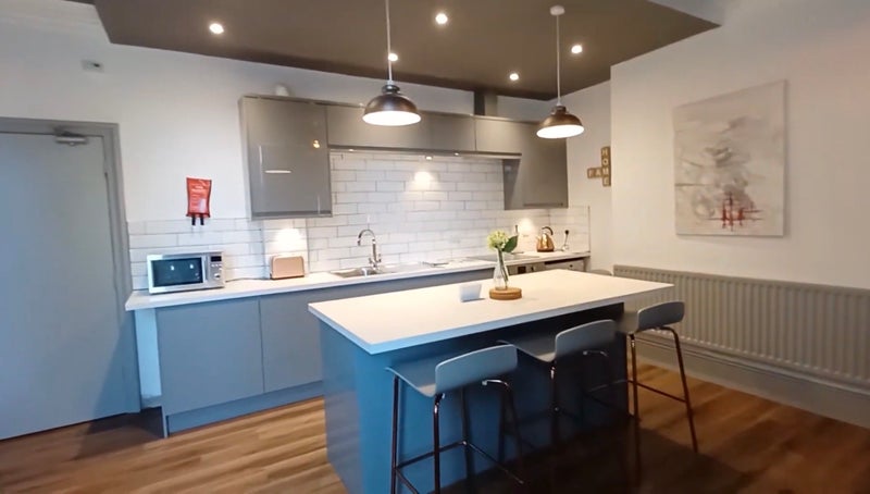 Photo 1: Kitchen and Lounge