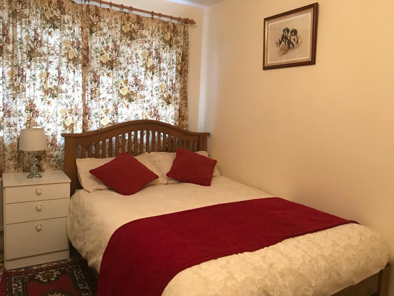 Photo 1: Comfortable en-suite room