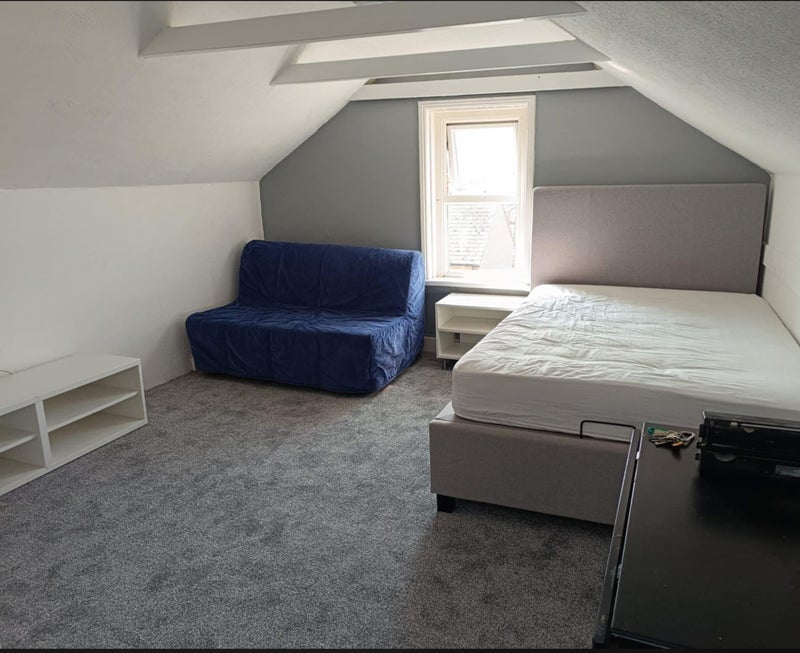 Photo 1: Living area 