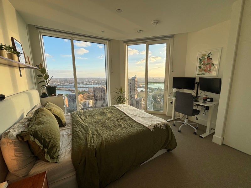 Photo 1: Large room with amazing views over London