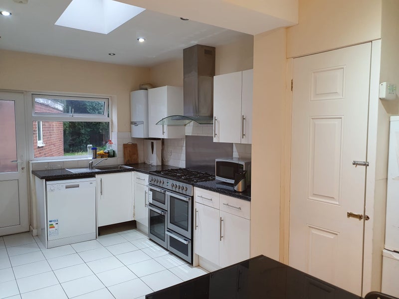 Photo 1: Kitchen with available utensils 