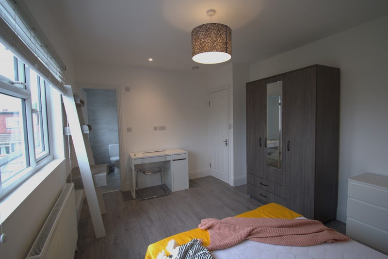 Photo 1: £290.00 per week, Double En suite room