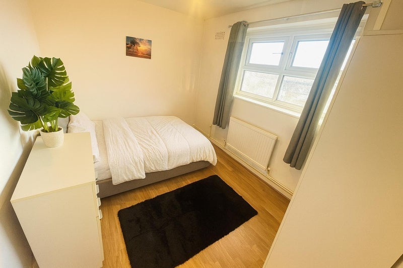 Photo 1: Double Room (£800) - All Bills Included