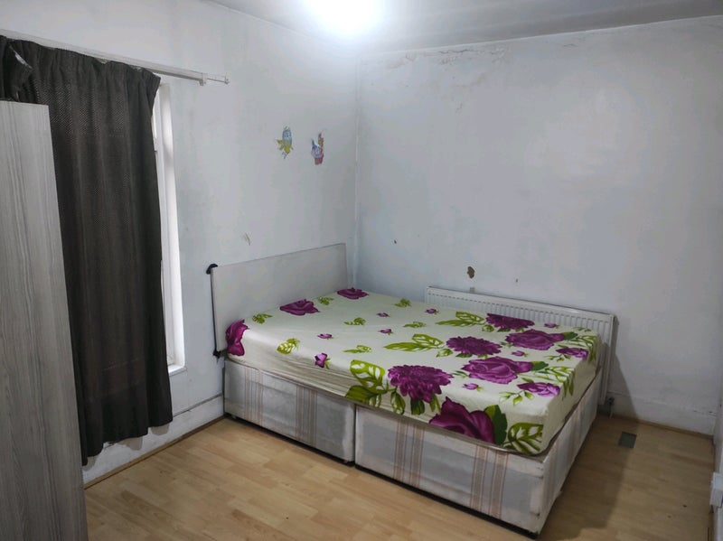Photo 1: Double room for 2 boys or 2 girls sharing room or 1 couple.only vegetarian no nonvage no egg allowed
