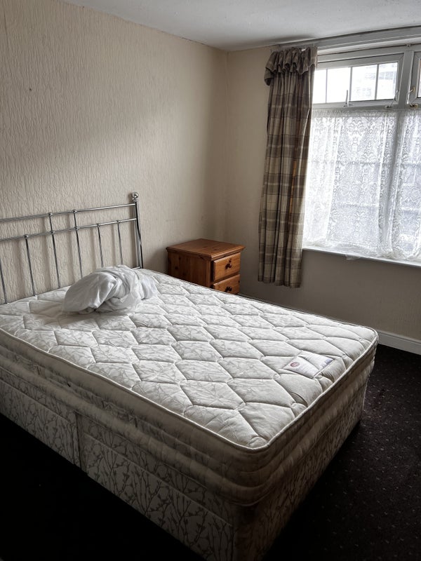 Photo 1: Large double with ensuite £130 per week