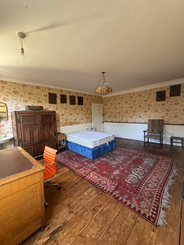 Photo 1: Spacious Bedroom In Elegant Marylebone Property