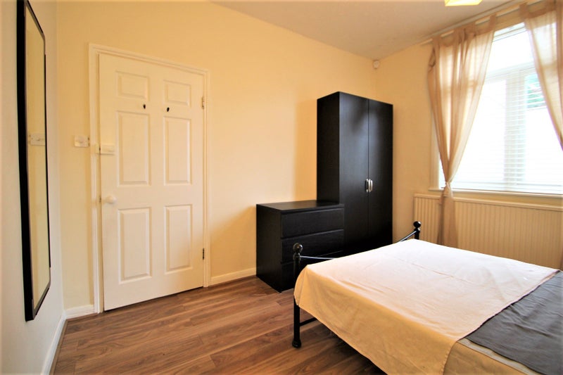 Photo 1: R1 - £725pcm garden facing