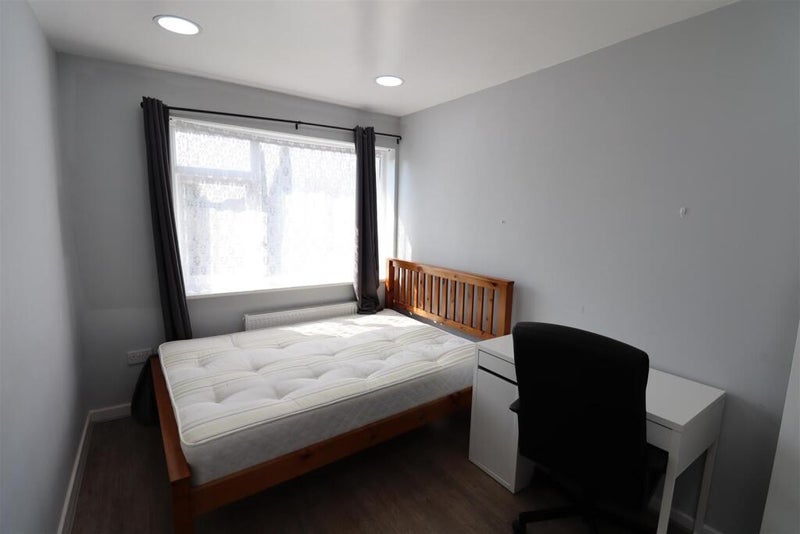 Photo 1: Bright double bedroom with desk