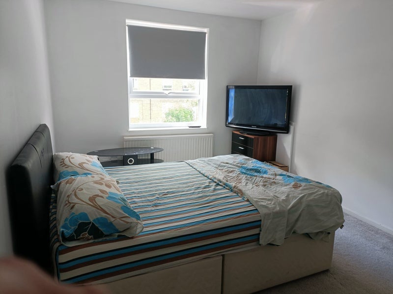 Photo 1: Vacant roomS