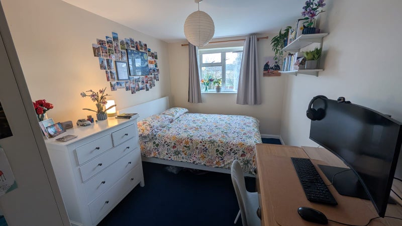 Photo 1: Vacant bedroom 